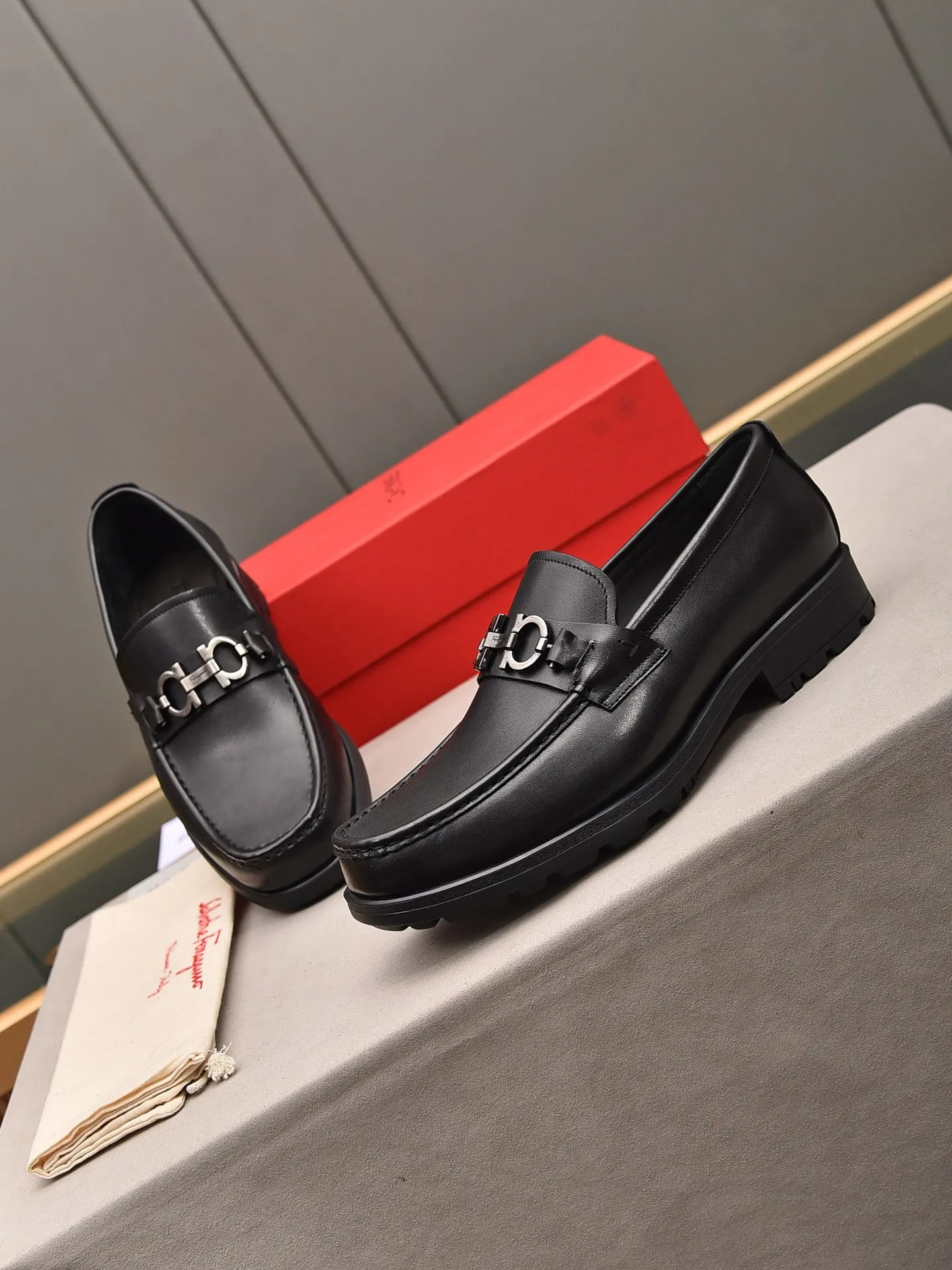 Men's shoes 💰: 500 Brand: Ferragamo Size: Men's size 38/44 (45 can be customized) Grade: Same style as the official website High-end quality men's shoes Material: Original first-layer calfskin Water-dyed cowhide lining Original outsole Style categories: Men's fashionable formal business casual leather shoes Slip-on men's shoes high-top series Young fashion European and American trends British style Casual matching Comfortable feet